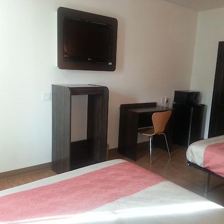 Motel 6 Bell Gardens Bagian luar foto