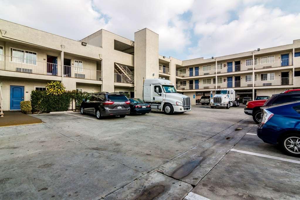 Motel 6 Bell Gardens Bagian luar foto