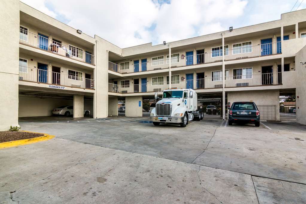 Motel 6 Bell Gardens Bagian luar foto