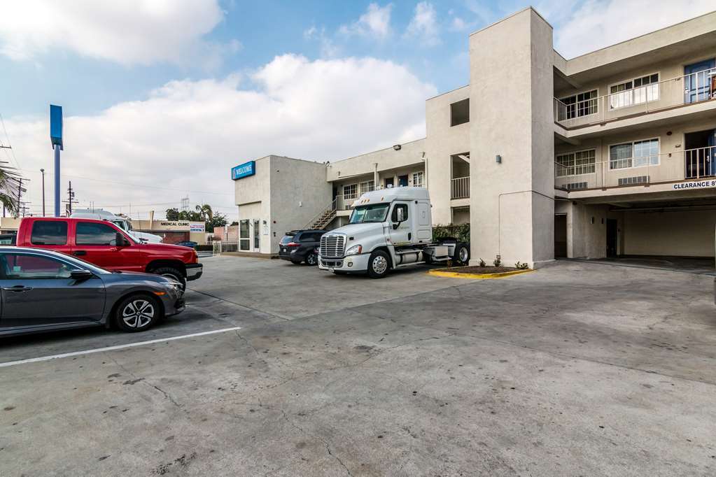 Motel 6 Bell Gardens Bagian luar foto