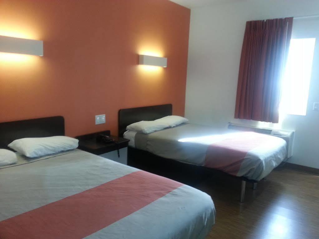 Motel 6 Bell Gardens Bagian luar foto