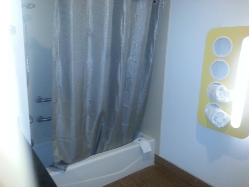 Motel 6 Bell Gardens Bagian luar foto
