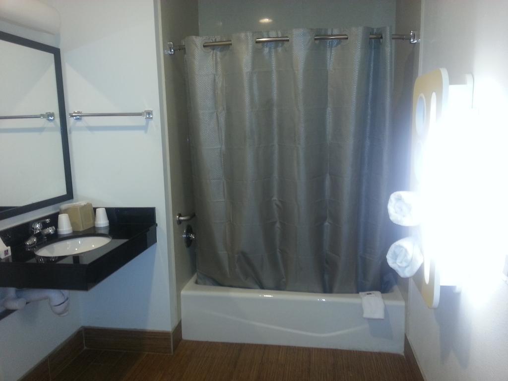 Motel 6 Bell Gardens Bagian luar foto