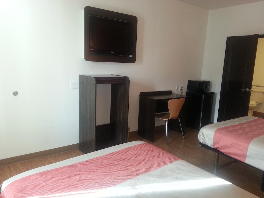 Motel 6 Bell Gardens Bagian luar foto