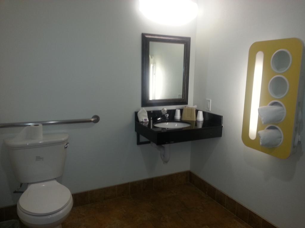 Motel 6 Bell Gardens Bagian luar foto