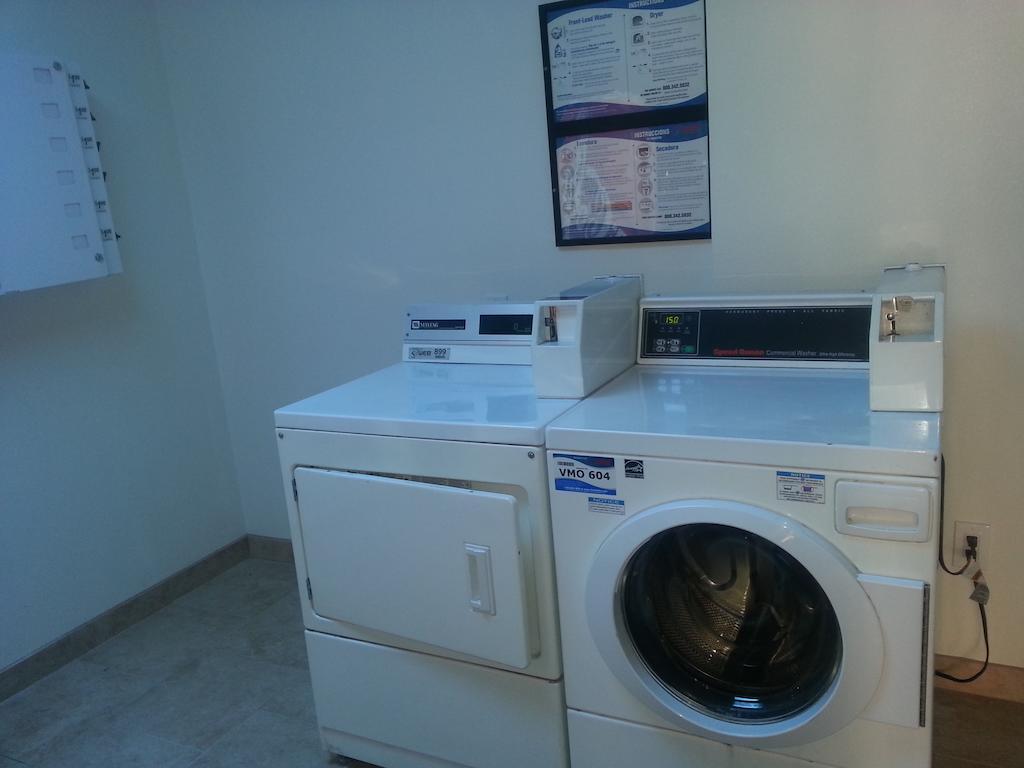 Motel 6 Bell Gardens Bagian luar foto